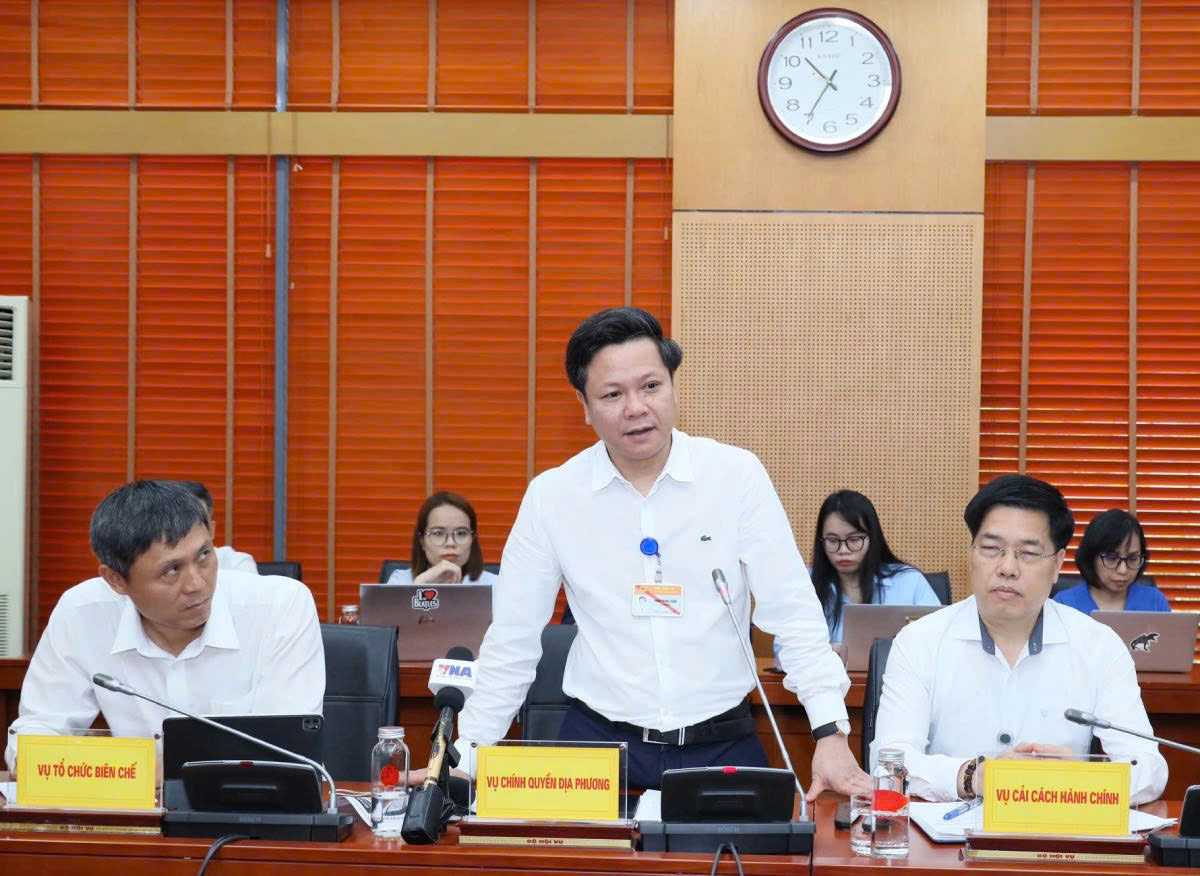 Ông Phan Trung Tuấn, Vụ trưởng Vụ Chính quyền địa phương (Bộ Nội vụ) thông tin về tiến độ sắp xếp đơn vị Pg88hi nạp rút siêu tốc. Ảnh: Tống Giáp.