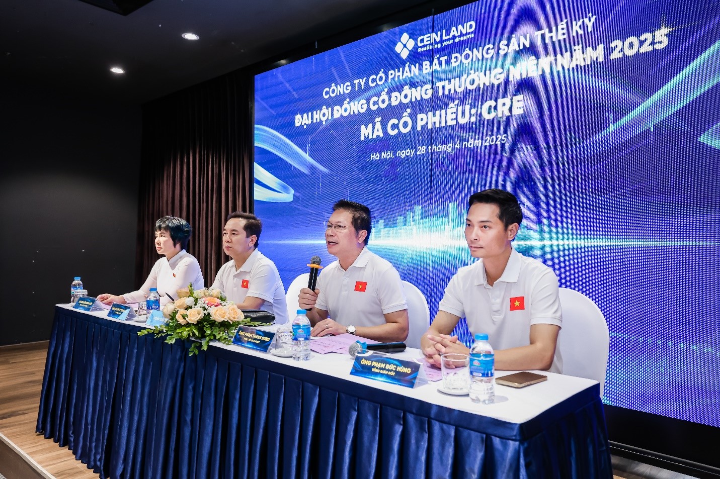 &Ocirc;ng Phạm Thanh Hưng - Ph&oacute; Chủ tịch Hội đồng quản trị trả lời cổ đ&ocirc;ng về những chiến lược ph&aacute;t triển nguồn nh&acirc;n lực của Cen Land.