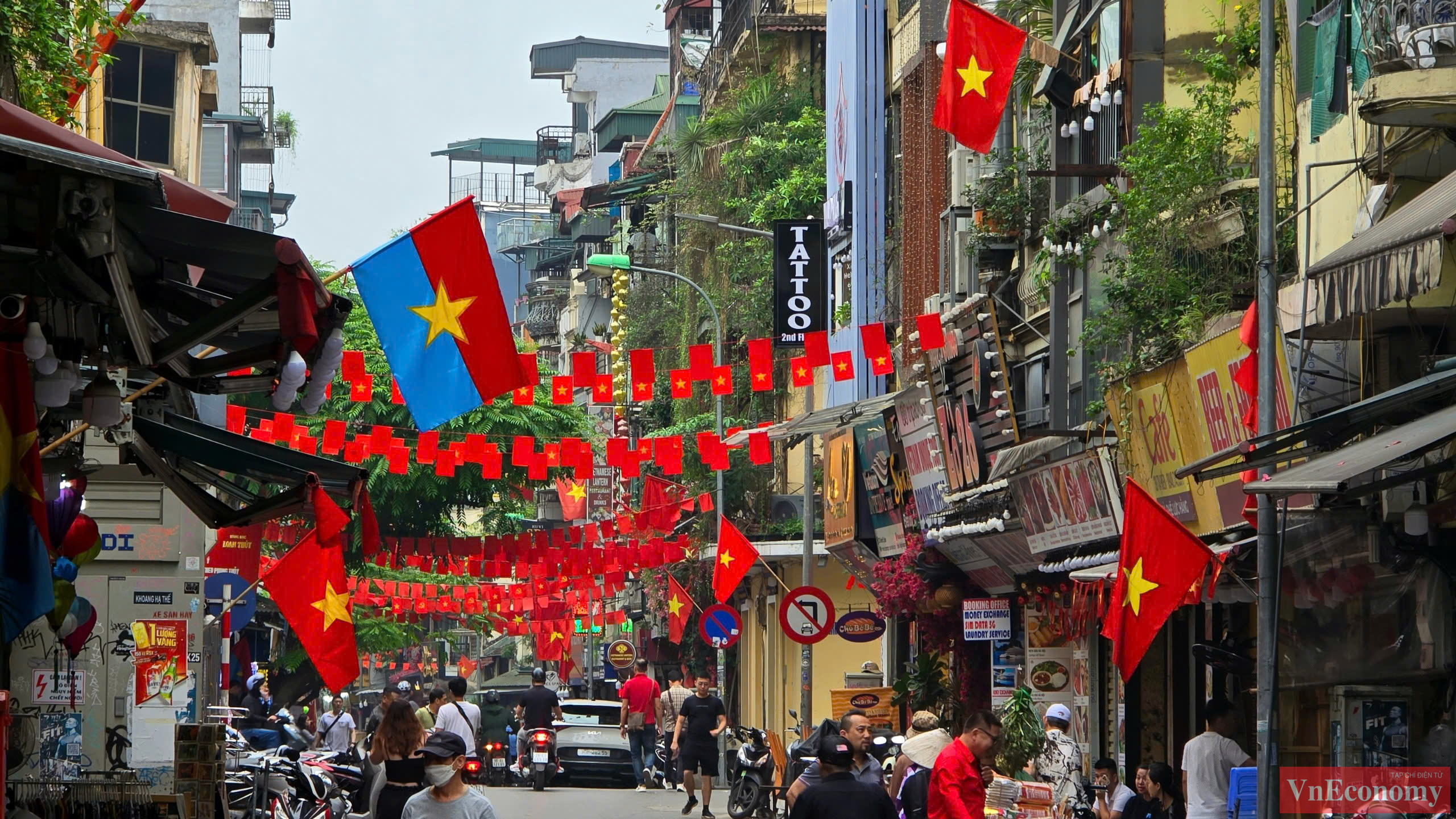 Phố phường, người d&acirc;n, PG88 Link Dễ Nhớ Pg88.com, h&agrave;ng qu&aacute;n...&nbsp;tất cả c&ugrave;ng h&ograve;a trong kh&ocirc;ng kh&iacute; h&agrave;o h&ugrave;ng ch&agrave;o mừng kỷ niệm 50 năm Ng&agrave;y Giải ph&oacute;ng miền Nam, thống nhất đất nước.