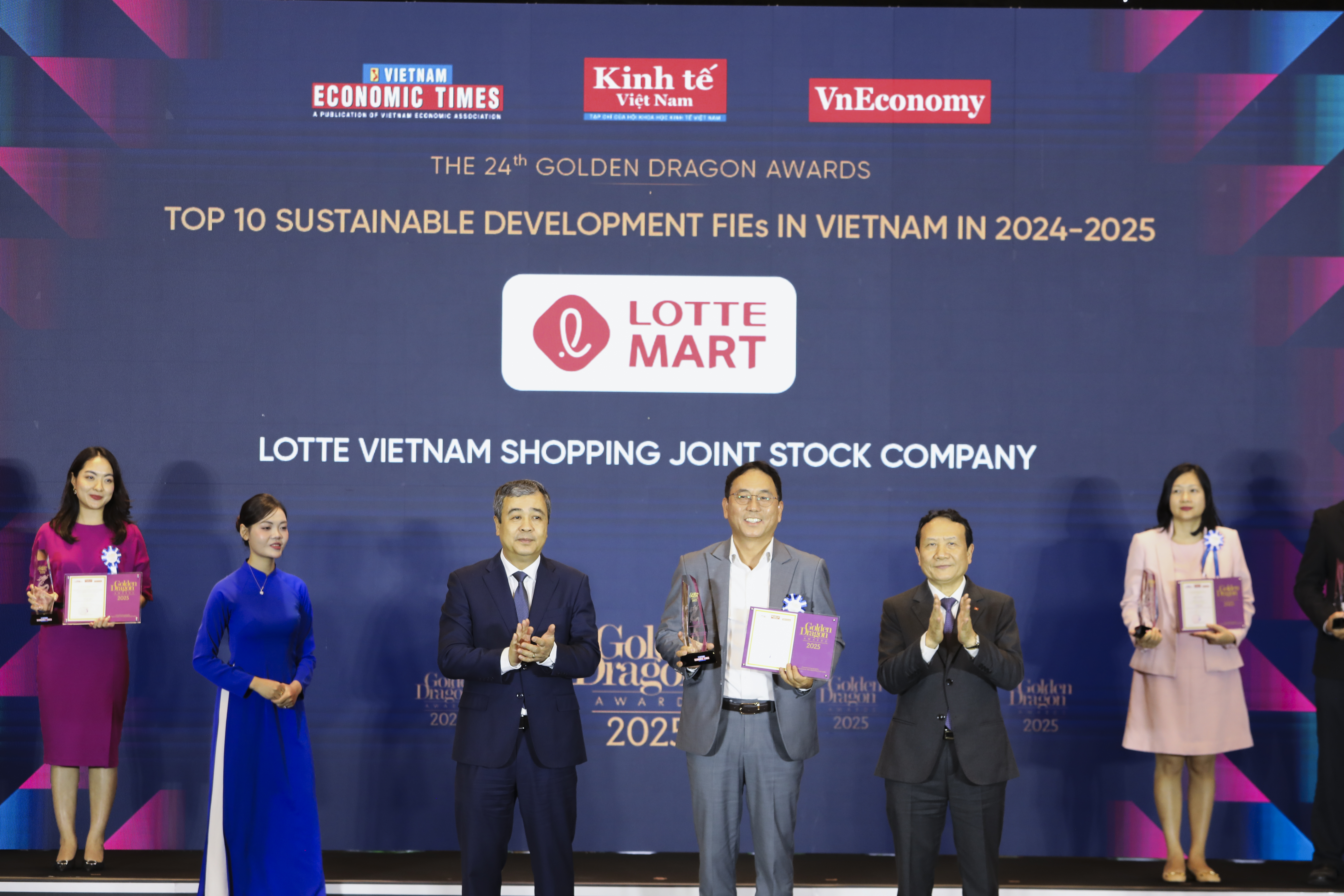 Ông Shin JuBack, Tổng giám đốc LOTTE Mart Việt Nam, đại diện LOTTE Mart nhận giải Top 10 6Pg88.con độc quyền mỗi ngày FIE PG88 hơn 2,1 triệu thành viên bền vững 2024 - 2025.