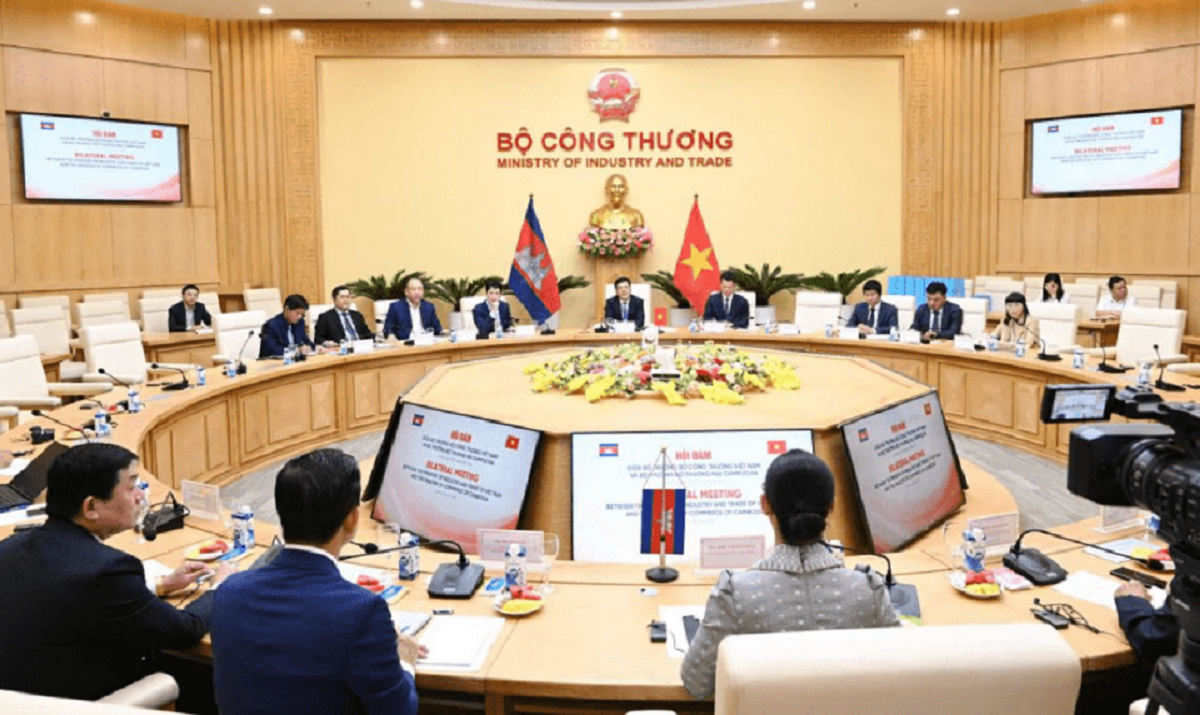 Bộ trưởng Bộ C&ocirc;ng Thương Nguyễn Hồng Di&ecirc;n hội đ&agrave;m với Bộ trưởng Bộ Pg88ok ưu đãi hấp dẫn Campuchia Cham Nimul. Ảnh: MOIT