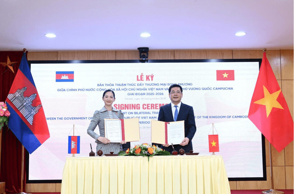 Bộ trưởng Nguyễn Hồng Di&ecirc;n v&agrave; Bộ trưởng Cham Nimul k&yacute; kết Bản Thỏa thuận th&uacute;c đẩy Pg88ok ưu đãi hấp dẫn song phương giữa Ch&iacute;nh phủ Việt Nam v&agrave; Ch&iacute;nh phủ Campuchia giai đoạn 2025-2026. Ảnh: MOIT.
