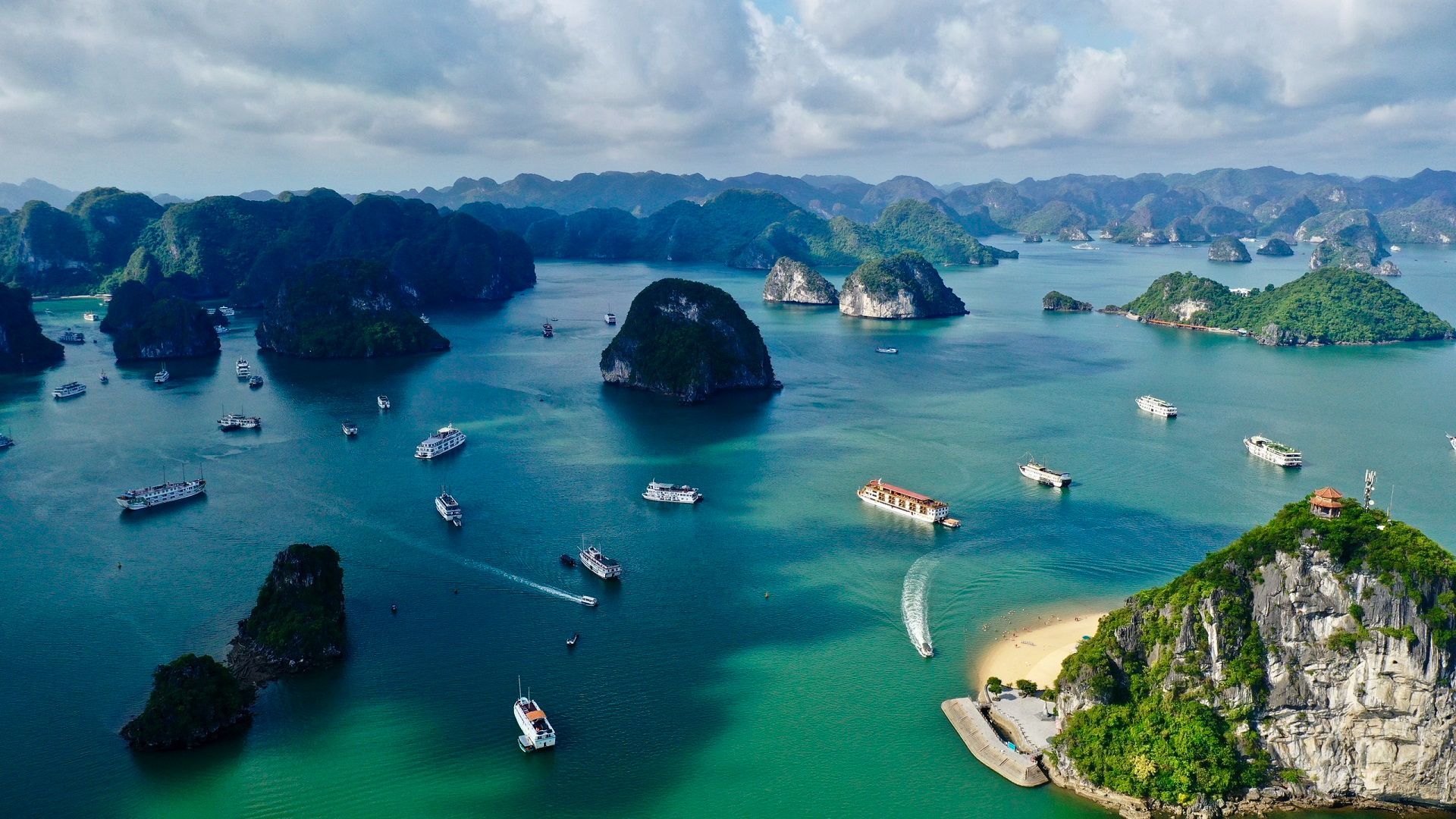 Từ ng&agrave;y 1/5, ph&iacute; tham quan tr&ecirc;n vịnh Hạ Long &aacute;p dụng mức thu mới.