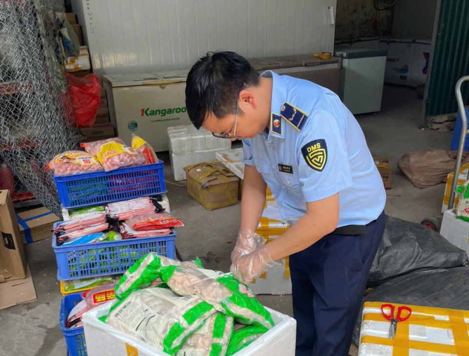 807 kg thực phẩm bao g&oacute;i sẵn&nbsp;kh&ocirc;ng c&oacute; h&oacute;a đơn chứng từ.