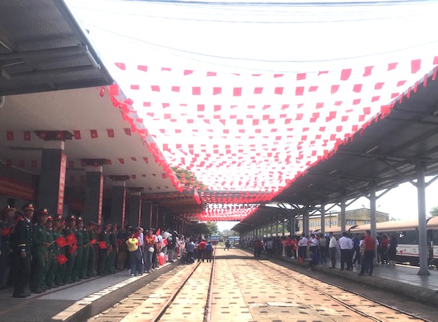 C&aacute;c cựu chiến binh, nh&acirc;n chứng lịch sử đ&oacute;n h&agrave;nh kh&aacute;ch từ t&agrave;u SE1 tại ga Đ&agrave; Nẵng. Ảnh Ng&ocirc; Anh Văn