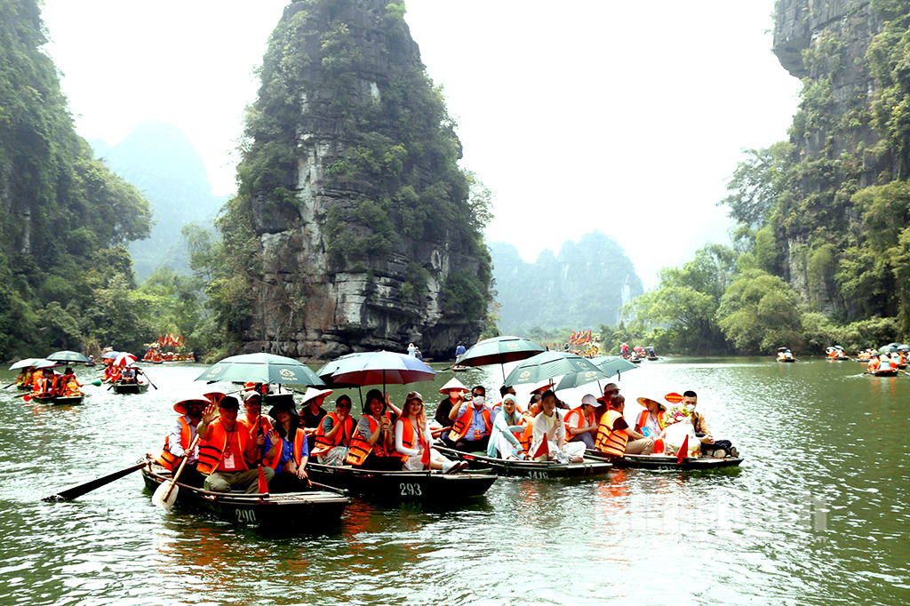 Du khách tham quan Khu du lịch sinh thái Tràng An, Ninh Bình