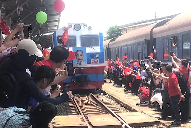 Đo&agrave;n t&agrave;u Thống Nhất SE1-&ldquo;Biểu tượng H&ograve;a b&igrave;nh&rdquo;&nbsp; đang v&agrave;o ga Đ&agrave; Nẵng. Ảnh Ng&ocirc; Anh Văn