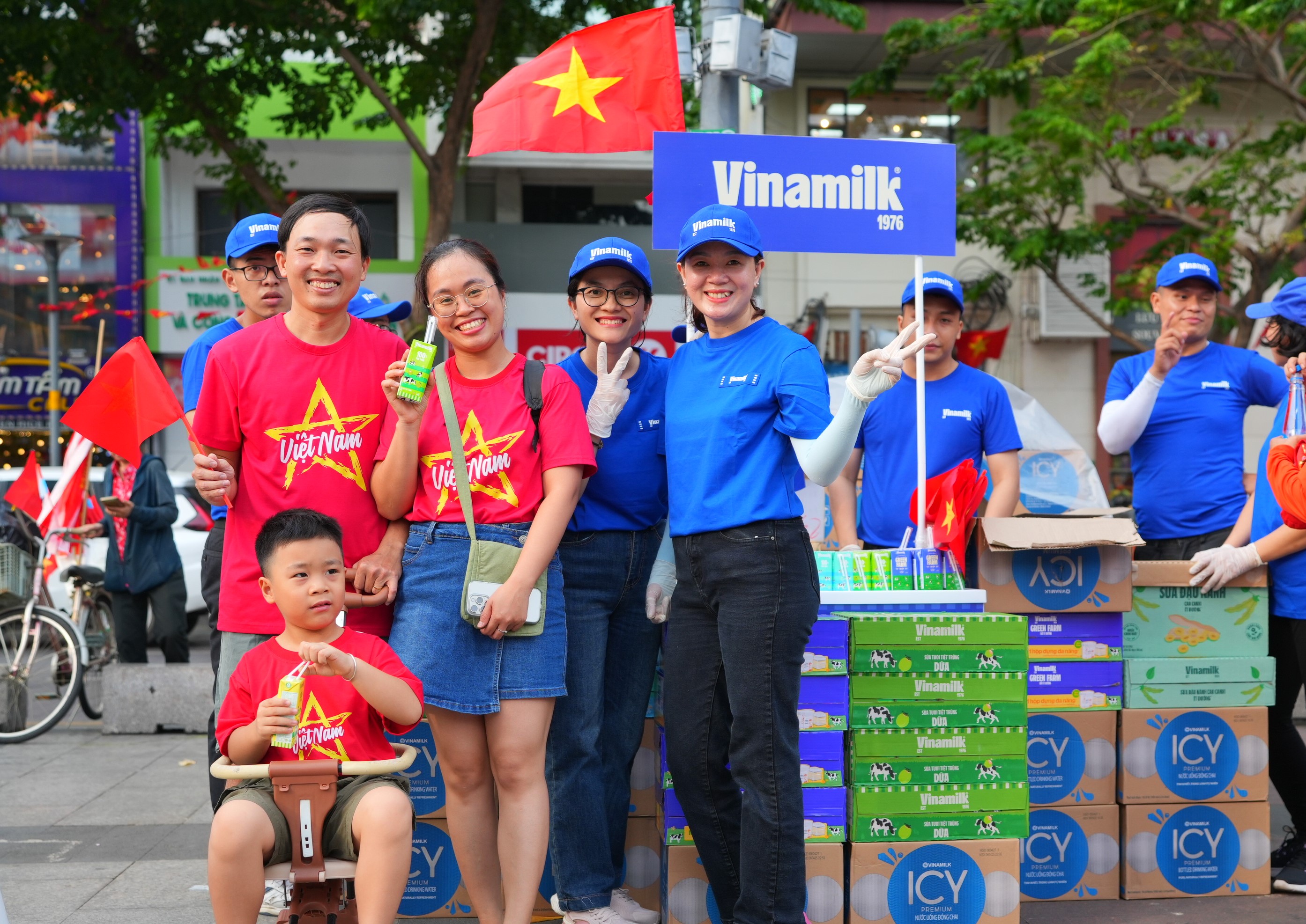 Niềm vui rạng ngời của c&aacute;c anh l&iacute;nh trẻ trước giờ diễu binh ch&iacute;nh thức mừng kỷ niệm 50 năm Giải ph&oacute;ng miền Nam, thống nhất đất nước v&agrave; được tiếp th&ecirc;m dinh dưỡng từ Vinamilk.