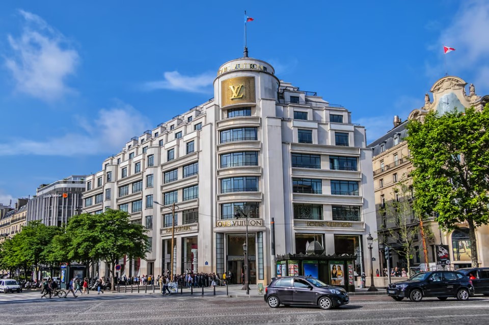&ldquo;G&atilde; khổng lồ&rdquo; LVMH mua lại t&ograve;a nh&agrave; 101 Champs Elys&eacute;es với gi&aacute; l&ecirc;n tới 900 triệu Euro.