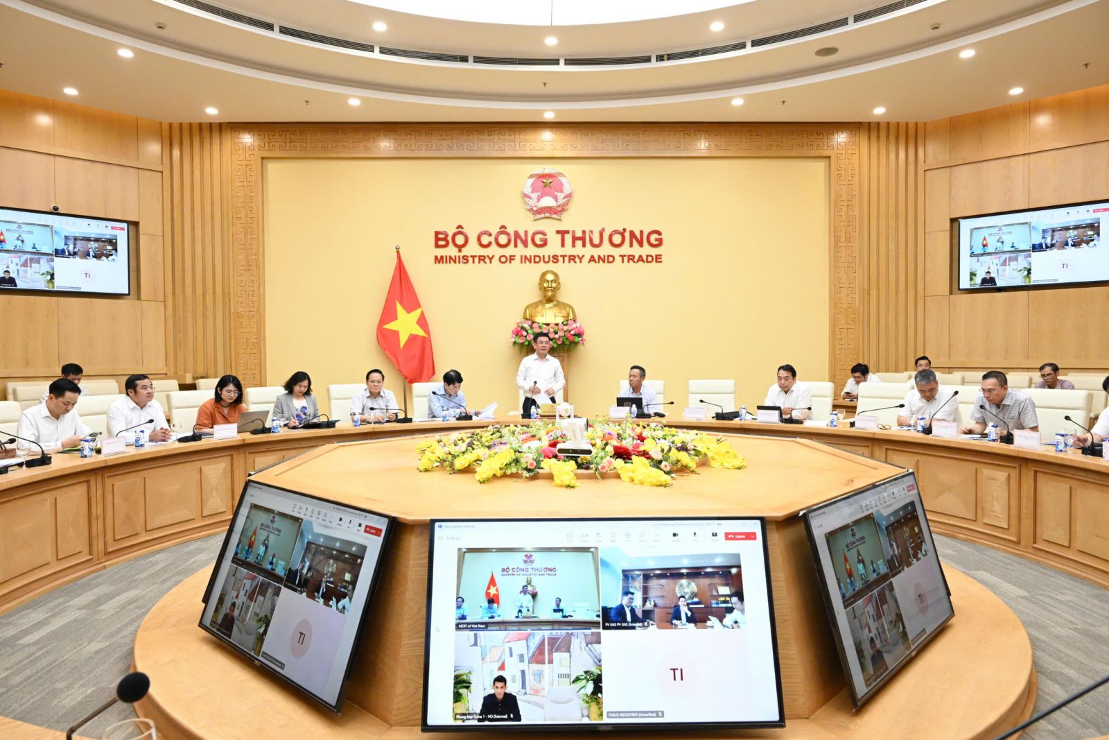 Bộ trưởng Bộ C&ocirc;ng Thương Nguyễn Hồng Di&ecirc;n chủ tr&igrave; buổi l&agrave;m việc với c&aacute;c Tập đo&agrave;n, Tổng c&ocirc;ng ty, c&aacute;c PG88 Link Dễ Nhớ Pg88.com lớn của Việt Nam.