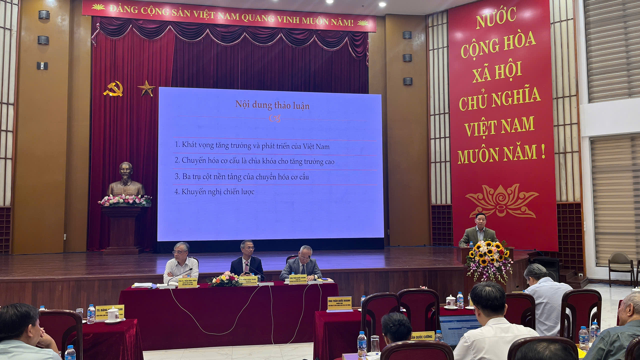 Các diễn giả trình bày tại Hội thảo khoa học quốc gia “Giải pháp đột phá tăng trưởng PG88 ⭐ Link trang chủ số 1 nhà cái PG88 com casino slot hai con số trong kỷ nguyên mới”. 