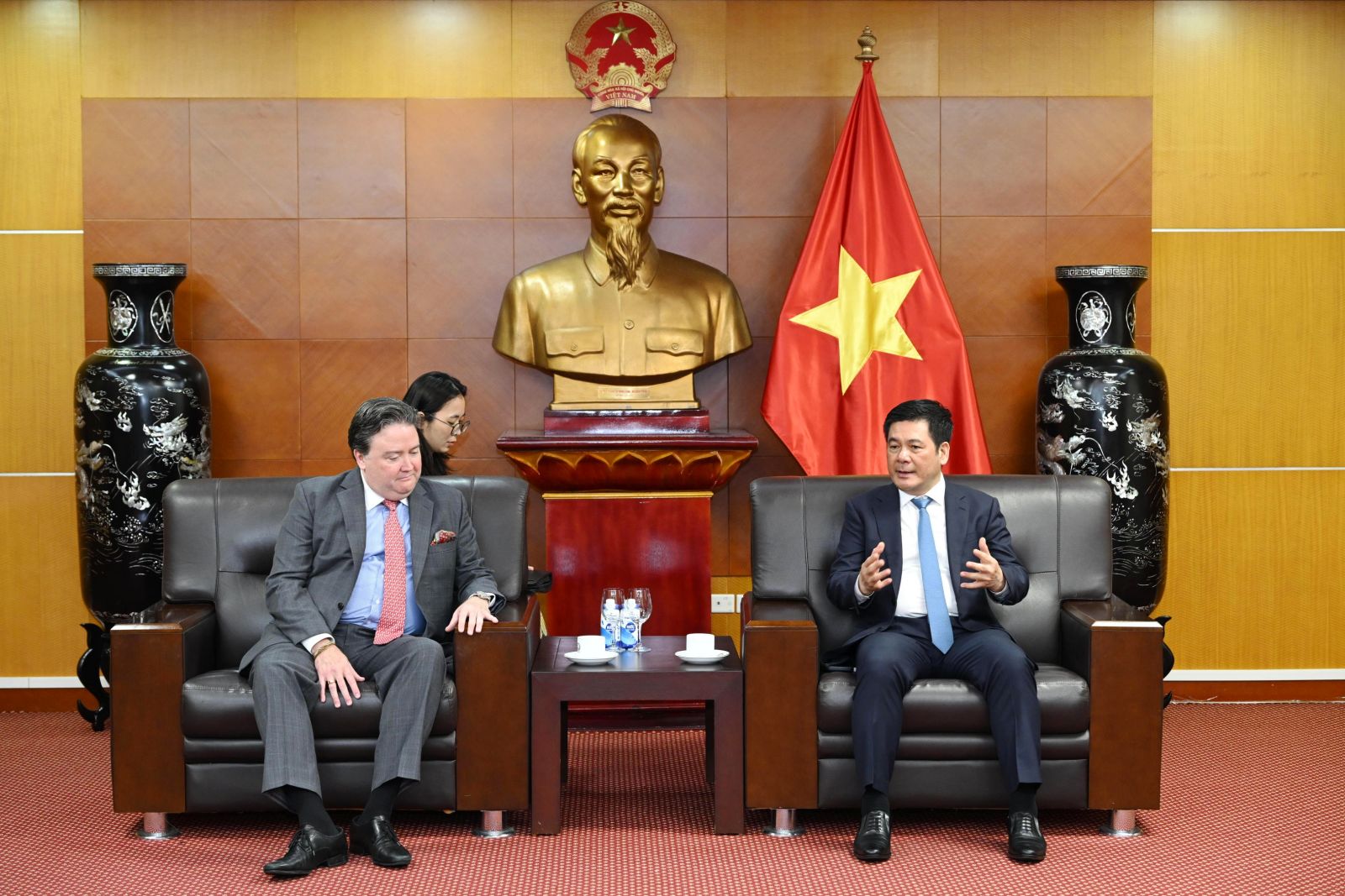 Bộ trưởng Bộ Công Thương Nguyễn Hồng Diên Pg88hi Thể Thao, Bóng Đá, Casino, Nổ Hũ, Xổ Số với ông Marc E. Knapper, Đại sứ đặc mệnh toàn quyền Hợp chúng quốc Hoa Kỳ tại Việt Nam. 