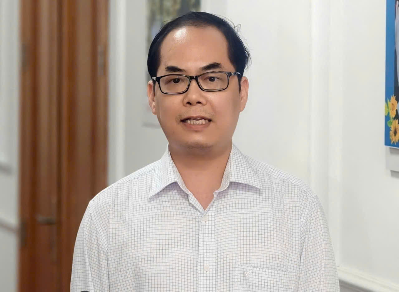 Tiến sĩ Tạ Mạnh Hùng, Phó Cục trưởng Cục Quản lý Dược (Bộ Y tế) trao đổi về các giải pháp quản chất lượng thuốc.