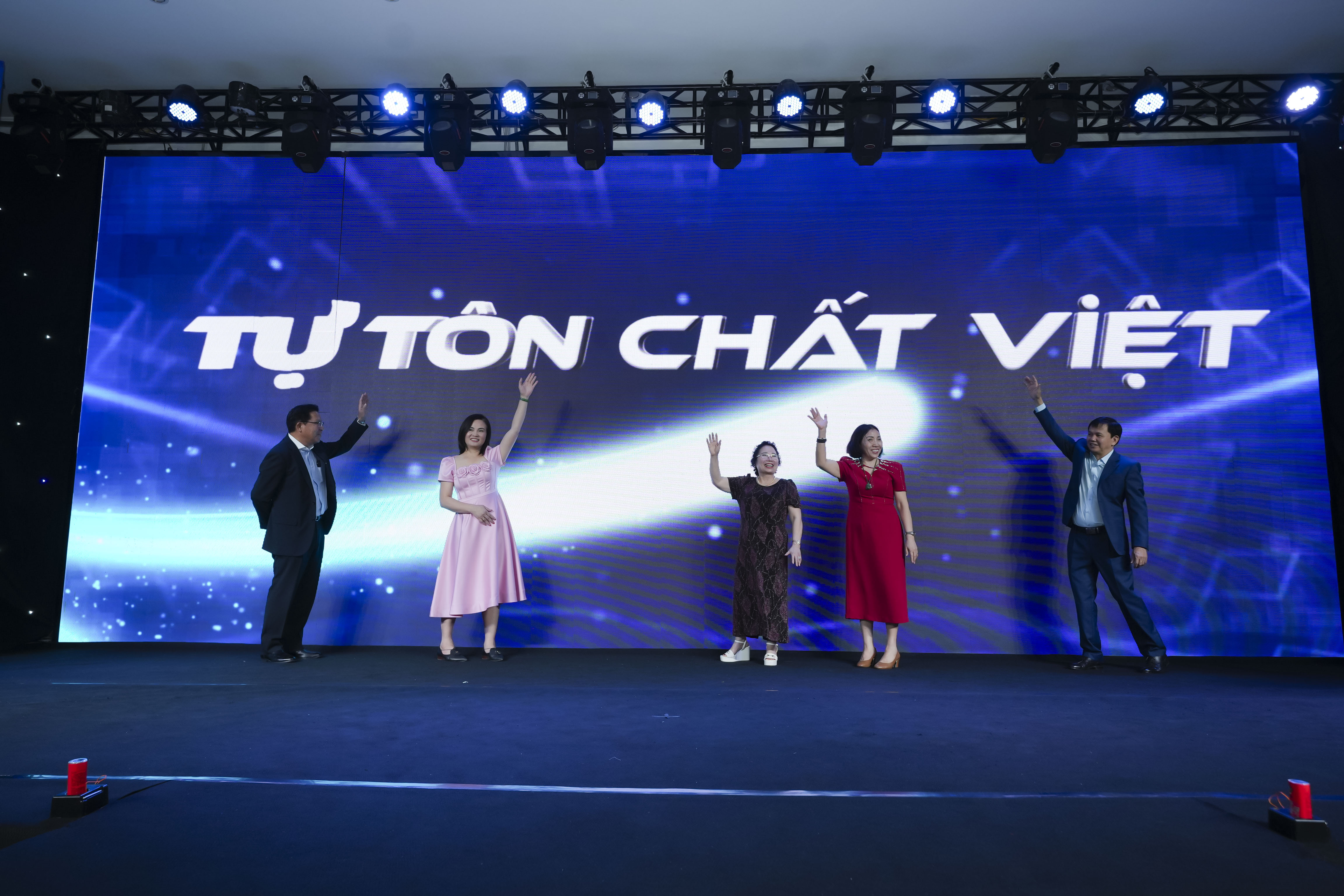Với Poshaco - &ldquo;Tự t&ocirc;n chất Việt&rdquo; kh&ocirc;ng chỉ l&agrave; niềm tự h&agrave;o m&agrave; l&agrave; h&agrave;nh tr&igrave;nh để l&agrave;m n&ecirc;n c&acirc;u chuyện &ldquo;Nh&agrave; Việt - Chất Việt&rdquo;.