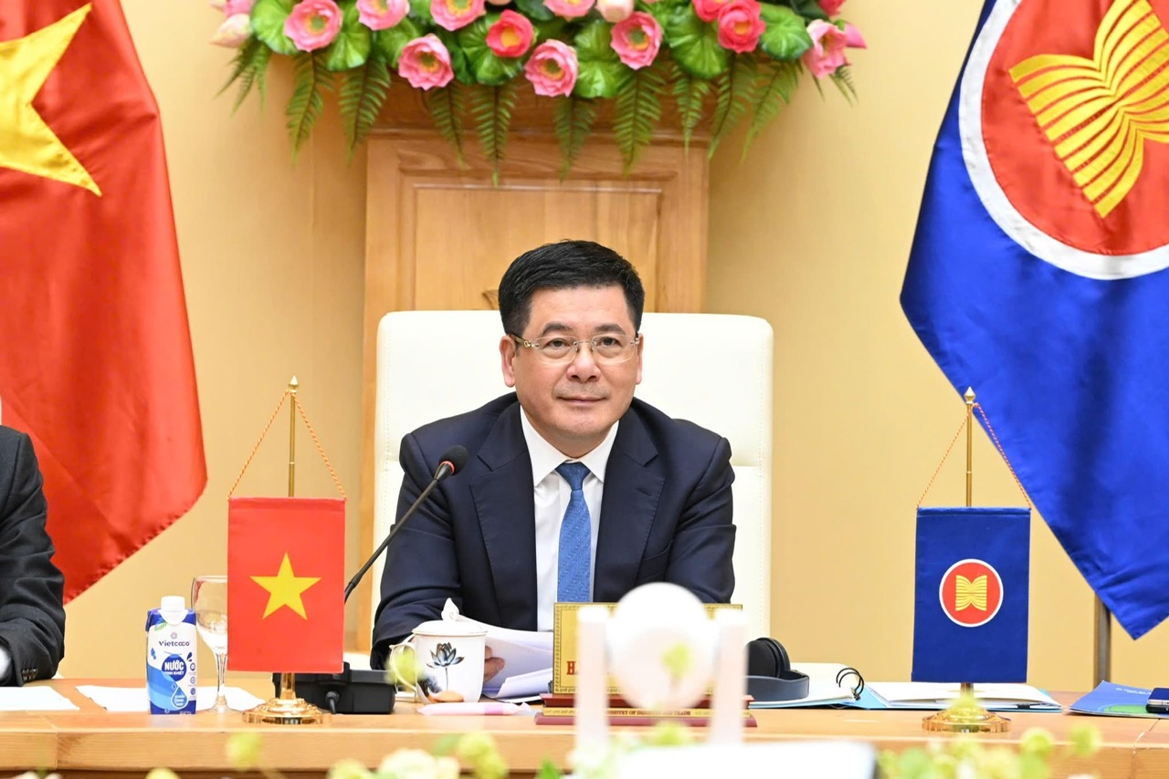 Bộ trưởng Bộ C&ocirc;ng Thương Nguyễn Hồng Di&ecirc;n l&agrave;m Trưởng đo&agrave;n.