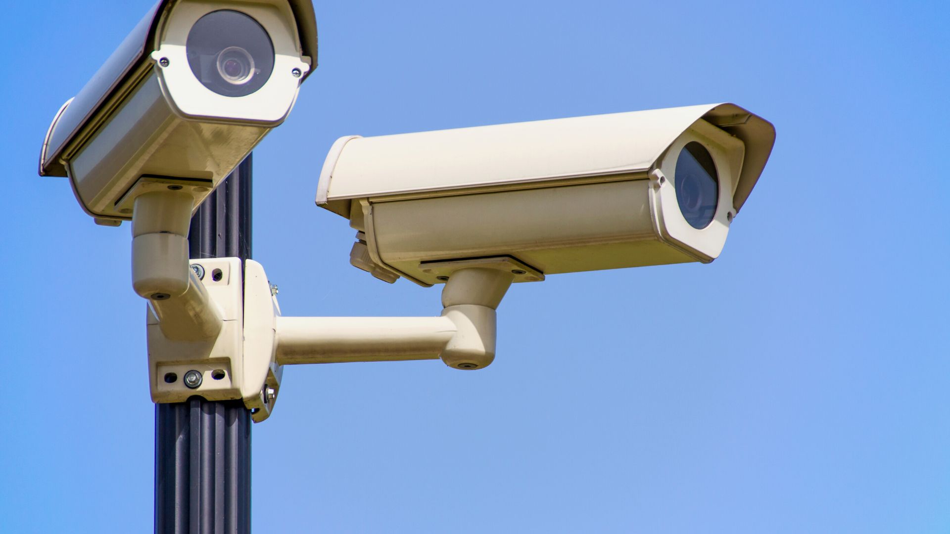 Hệ thống camera gi&aacute;m s&aacute;t t&iacute;ch hợp AI hỗ trợ trong việc giảm thiểu tội phạm, hạn chế &ugrave;n tắc giao th&ocirc;ng cũng như ứng ph&oacute; tốt hơn với t&igrave;nh huống bất ngờ.&nbsp;