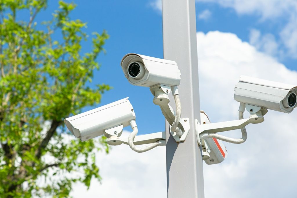 Hệ thống CCTV được lắp đặt xung quanh các thành phố lớn. 