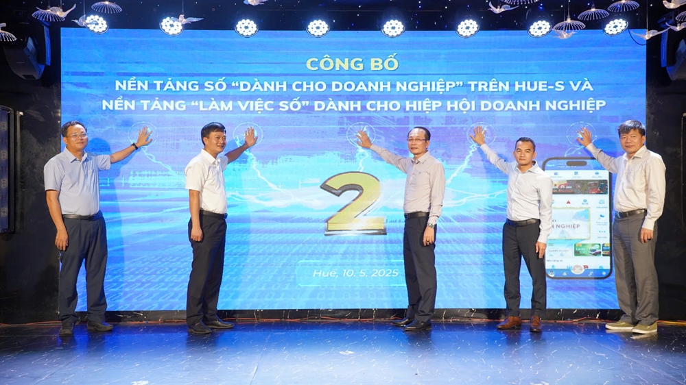 C&aacute;c đại biểu ấn n&uacute;t c&ocirc;ng bố nền tảng số d&agrave;nh cho PG88 Link Dễ Nhớ Pg88.com tr&ecirc;n Huế-S