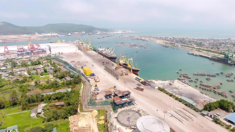 Một góc cảng tổng hợp Nghi Sơn