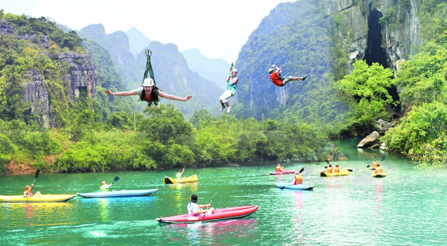 Các điểm du lịch sinh thái của Quảng Bình thu hút lượng lớn khách du lịch nước ngoài, tạo ra nguồn thu đáng kể