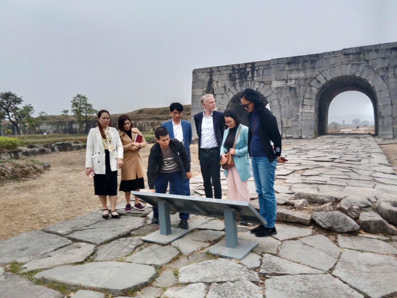 Đo&agrave;n chuy&ecirc;n gia UNESCO t&igrave;m hiểu th&agrave;nh cổ