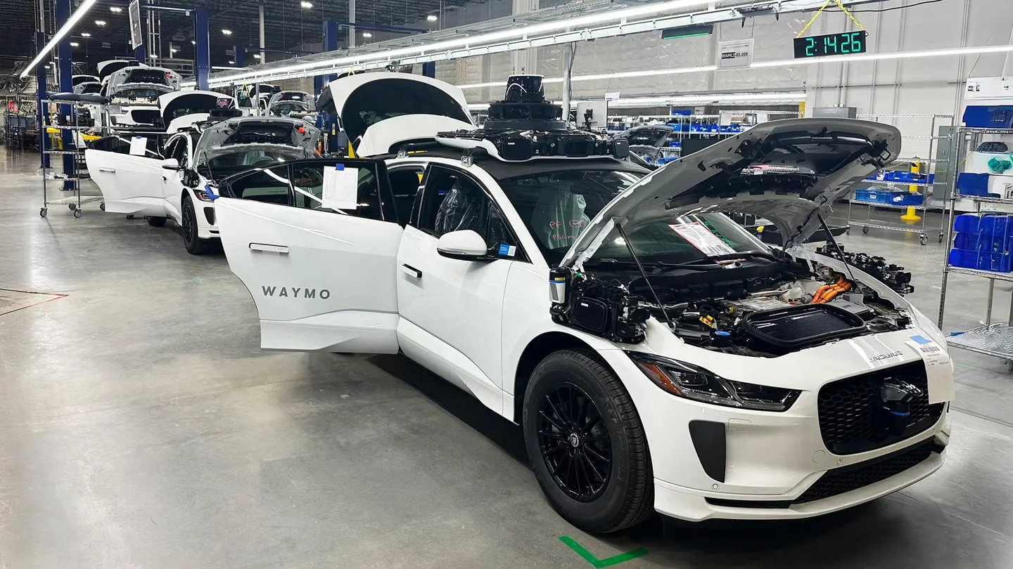 C&aacute;c c&ocirc;ng nh&acirc;n lắp đặt hệ thống m&aacute;y t&iacute;nh, lidar, radar v&agrave; camera của Waymo tr&ecirc;n những chiếc SUV Jaguar I-PACE chạy điện tại nh&agrave; m&aacute;y Mesa, Arizona - Ảnh Forbes.&nbsp;