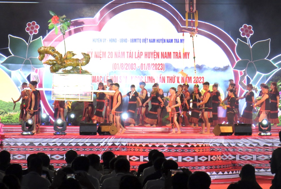 Lễ hội rước biểu tượng S&acirc;m Ngọc Linh