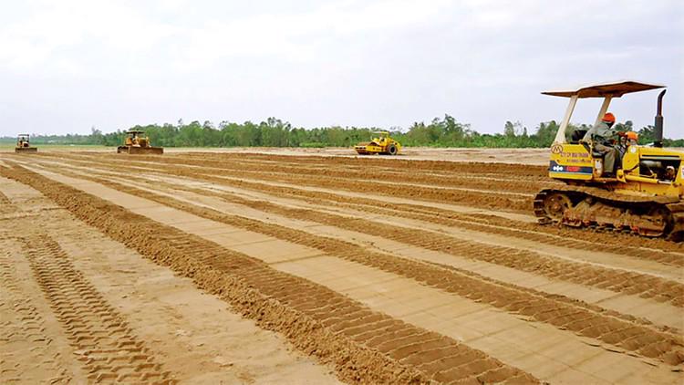 Công trình cao tốc Châu Đốc - Cần Thơ - Sóc Trăng đến nay vẫn chậm tiến độ, nguyên nhân chủ yếu là do thiếu vật liệu cát san lấp, đắp nền. Ảnh minh họa