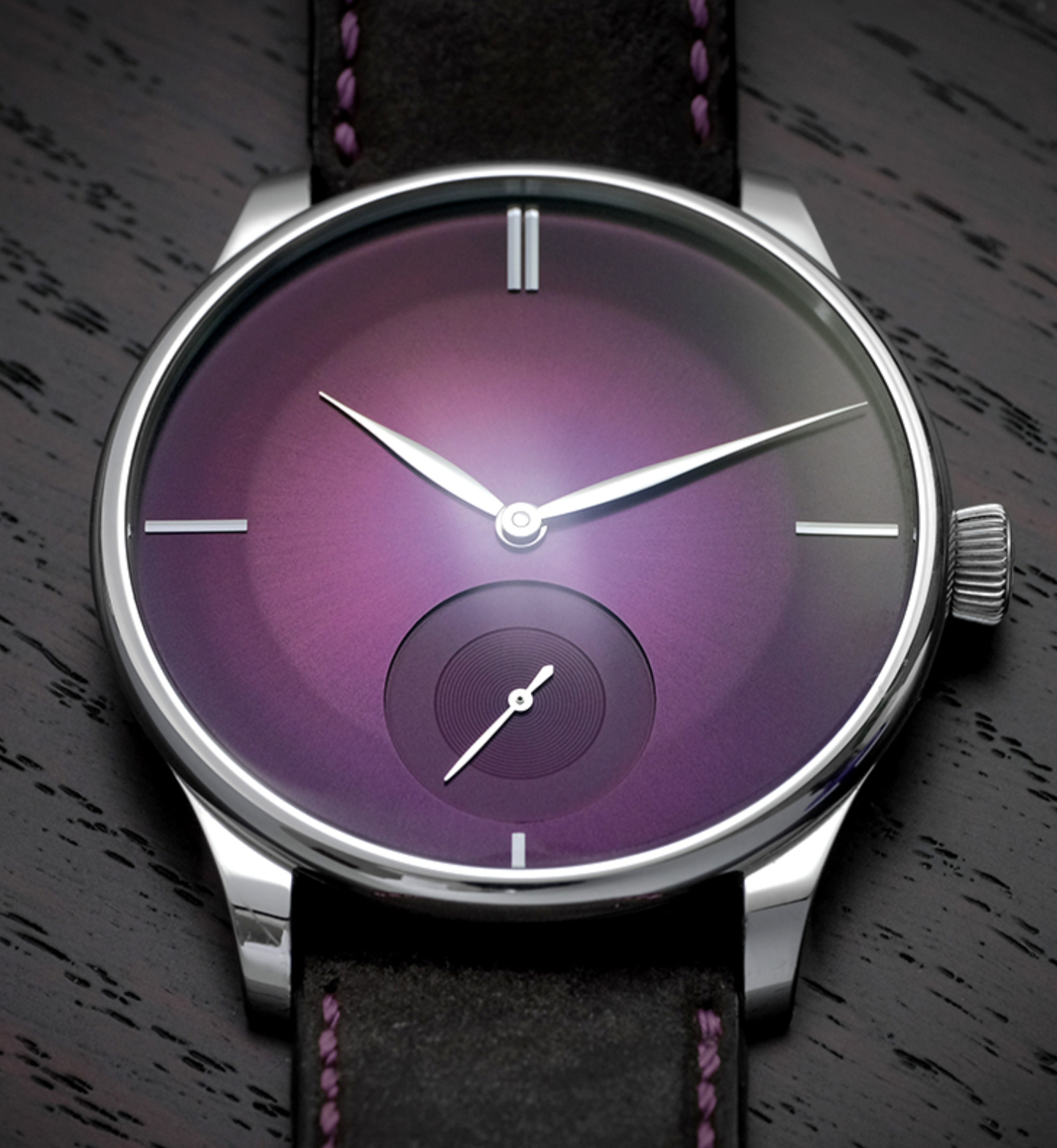 Mẫu đồng hồ&nbsp;Venturer Small Seconds của H Moser & Cie với&nbsp;th&eacute;p kh&ocirc;ng gỉ v&agrave;&nbsp;d&acirc;y đeo da m&agrave;u n&acirc;u.