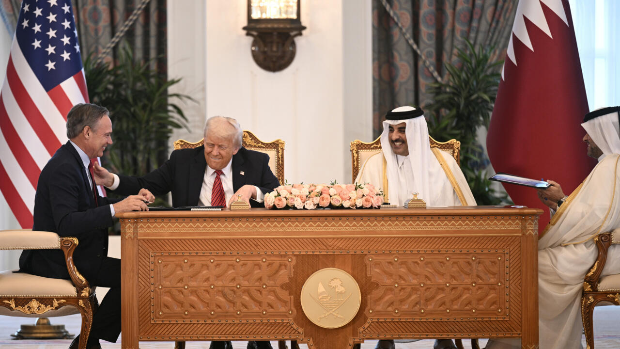 Ông Trump và Quốc vương Qatar Sheikh Tamim bin Hamad al-Thani tại lễ ký kết văn kiện hợp tác giữa 6Pg88.con độc quyền mỗi ngày hai nước - Ảnh: Bloomberg