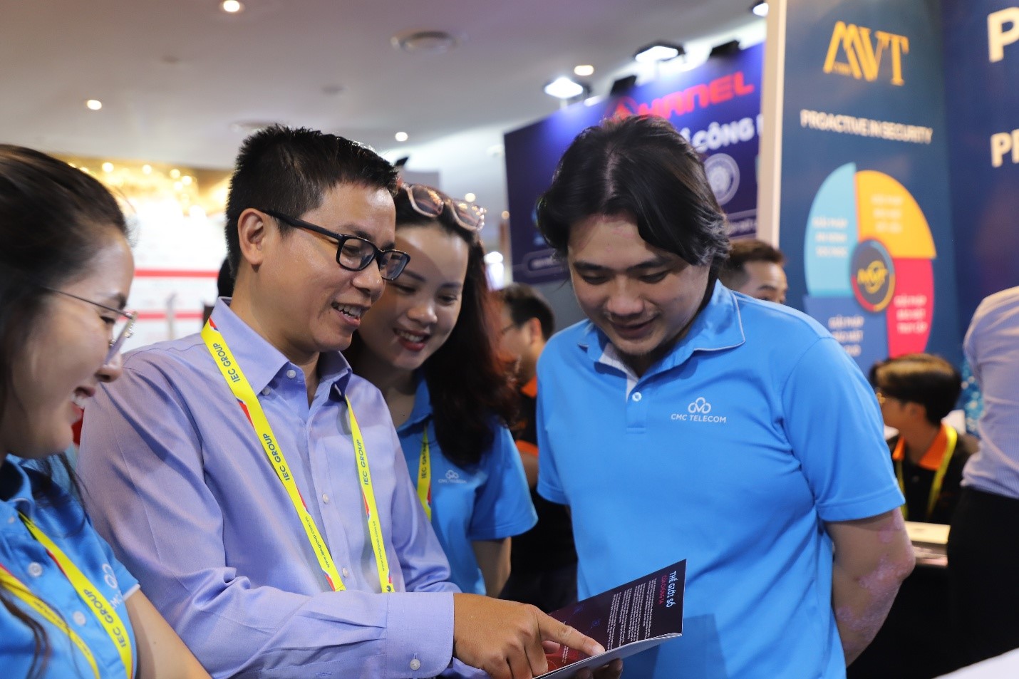 Kh&aacute;ch h&agrave;ng h&agrave;i l&ograve;ng trước c&aacute;c sản phẩm giải ph&aacute;p CMC Telecom.