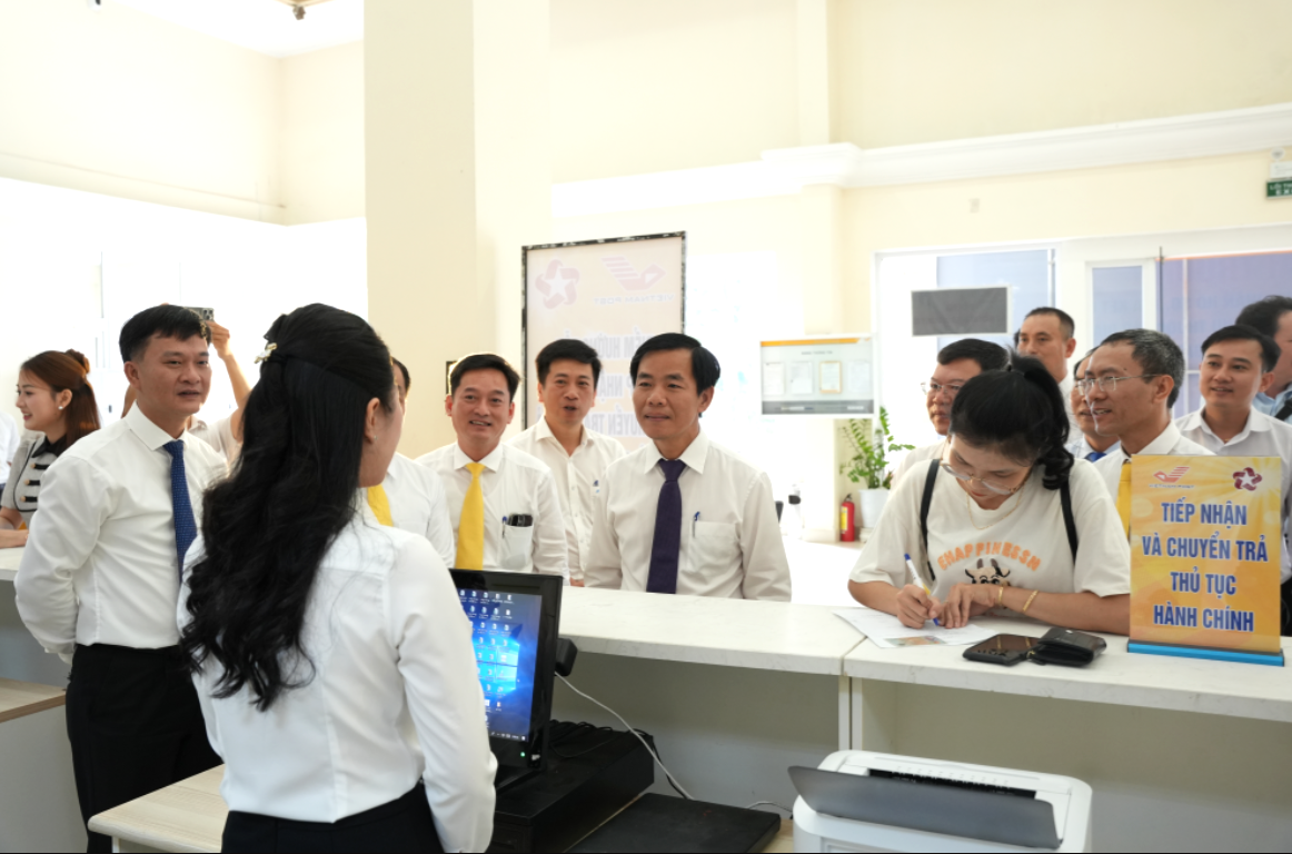 Lãnh đạo thành phố Huế thăm quan mô hình hướng dẫn, tiếp nhận hồ sơ và chuyển trả kết quả giải quyết thủ tục Pg88hi nạp rút siêu tốc tại Bưu điện thành phố Huế