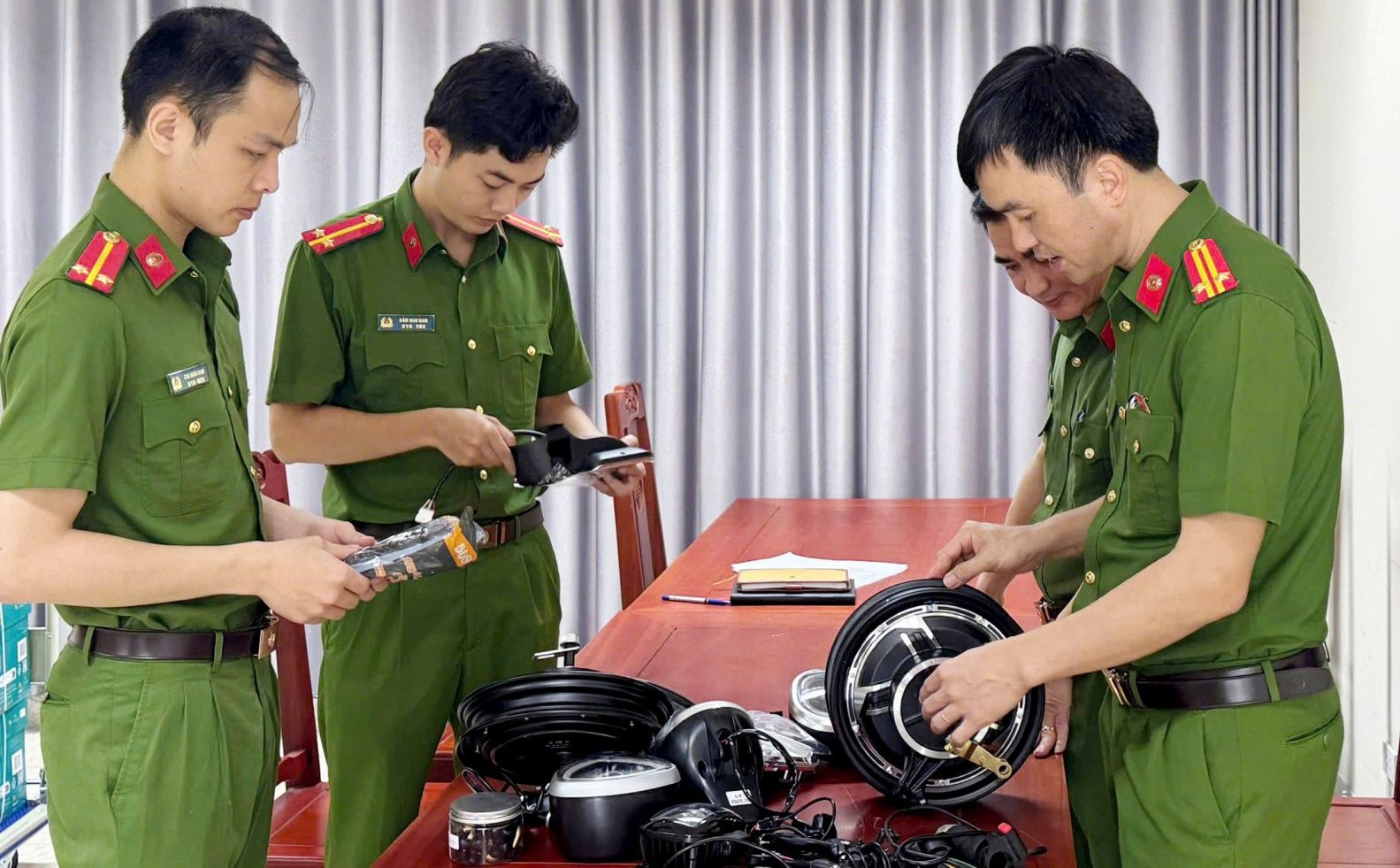 Ph&ograve;ng Cảnh s&aacute;t Link Trang Chủ PG88.Com Mới #2026 C&ocirc;ng an tỉnh Thanh H&oacute;a triệt ph&aacute; 2 đường d&acirc;y bu&ocirc;n lậu b&igrave;nh ắc quy v&agrave; phụ t&ugrave;ng xe điện quy m&ocirc; lớn