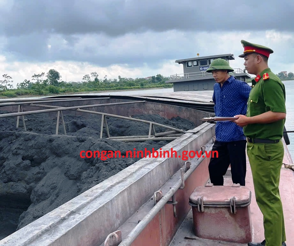 C&aacute;n bộ Ph&ograve;ng Cảnh s&aacute;t Link Trang Chủ PG88.Com Mới #2026 C&ocirc;ng an tỉnh Ninh B&igrave;nh kiểm tra tang vật vụ việc