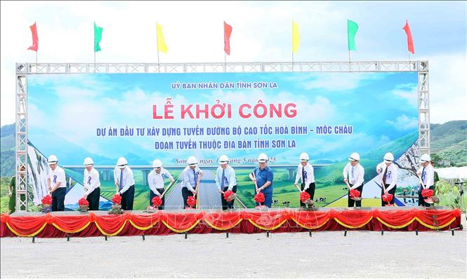 Các đại biểu thực hiện nghi thức khởi công Link Trang Chủ PG88.Com Mới #2026 đầu tư xây dựng tuyến đường bộ cao tốc Hòa Bình - Mộc Châu, đoạn tuyến thuộc địa bàn tỉnh Sơn La. Ảnh: TTXVN