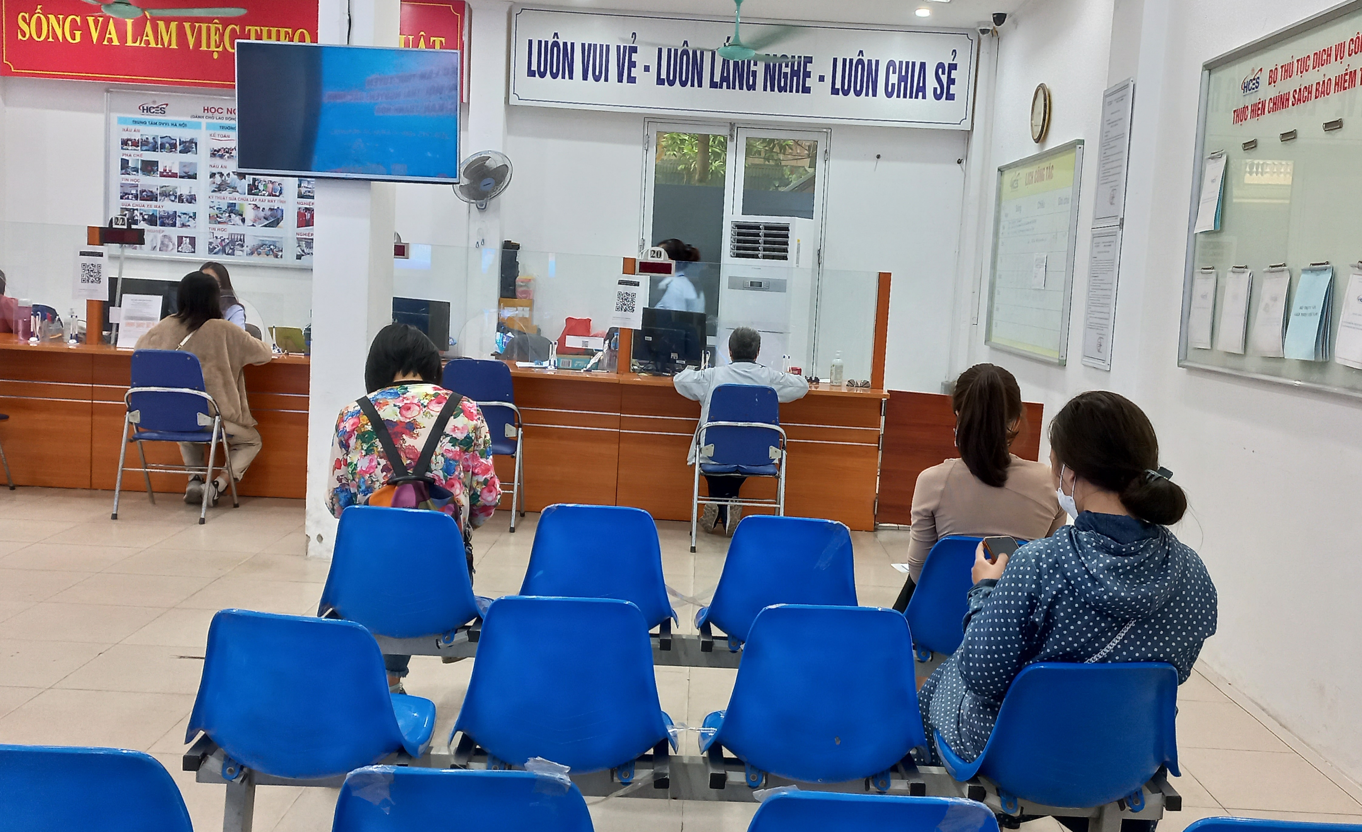 Người lao động chờ làm thủ tục hưởng bảo hiểm thất nghiệp. Ảnh: Nhật Dương.