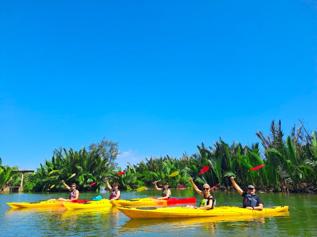 Rừng dừa Cẩm Thanh&nbsp;v&agrave;i năm trở lại đ&acirc;y thu h&uacute;t mỗi năm h&agrave;ng trăm ng&agrave;n du kh&aacute;ch đến tham quan.