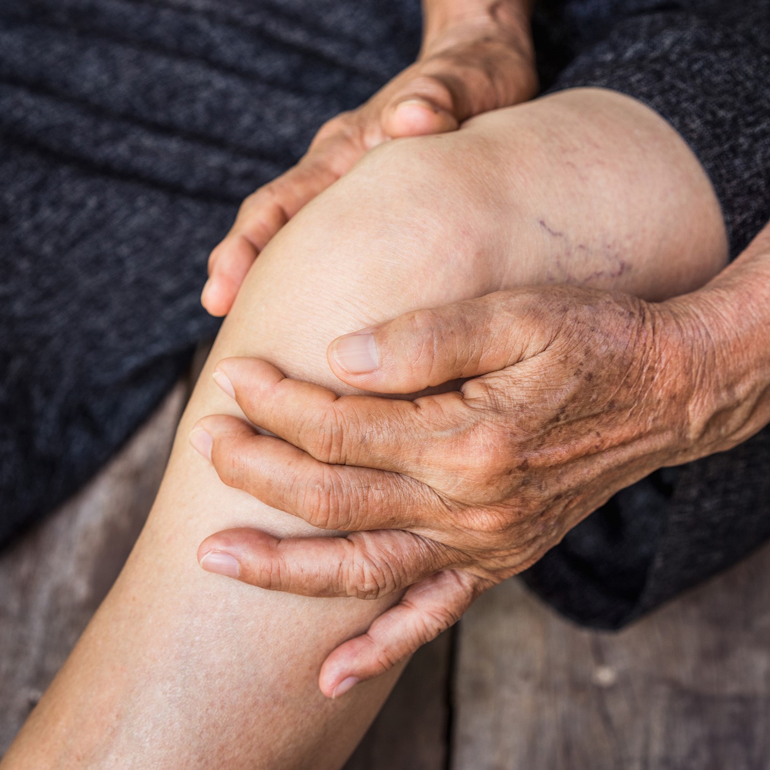 Lo&atilde;ng xương v&agrave; tho&aacute;i h&oacute;a khớp thường c&oacute; xu hướng đồng mắc v&agrave; đang ng&agrave;y c&agrave;ng gia tăng ở người cao tuổi.