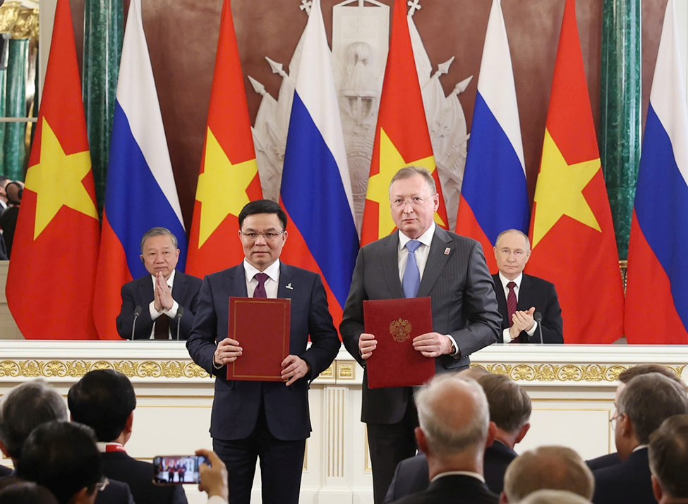 Petrovietnam đã chủ động đẩy mạnh mở rộng hợp tác trong và ngoài nước. Trong ảnh, Chủ tịch HĐTV Petrovietnam Lê Mạnh Hùng trao đổi văn kiện hợp tác với lãnh đạo Zarubezhneft (Nga).