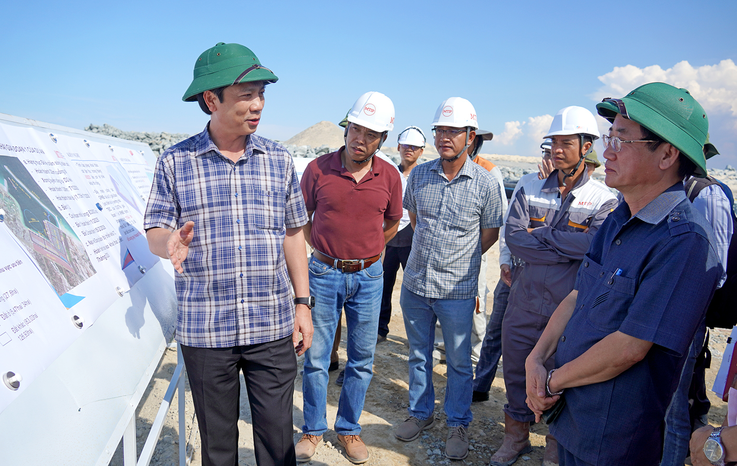 Quyền Chủ tịch UBND tỉnh Ho&agrave;ng Nam kiểm tra tiến độ thi c&ocirc;ng dự &aacute;n Khu bến cảng Mỹ Thủy