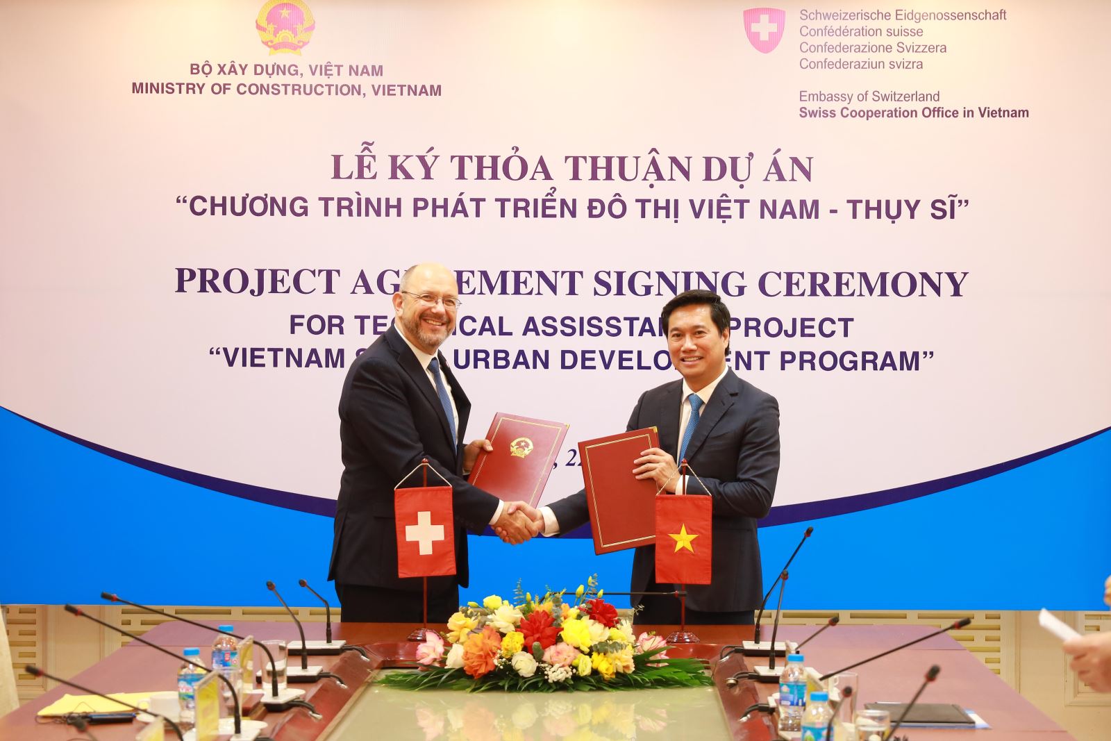 Thứ trưởng Nguyễn Tường Văn và Đại sứ Thomas Gass ký kết, trao Thỏa thuận (Ảnh: BXD).