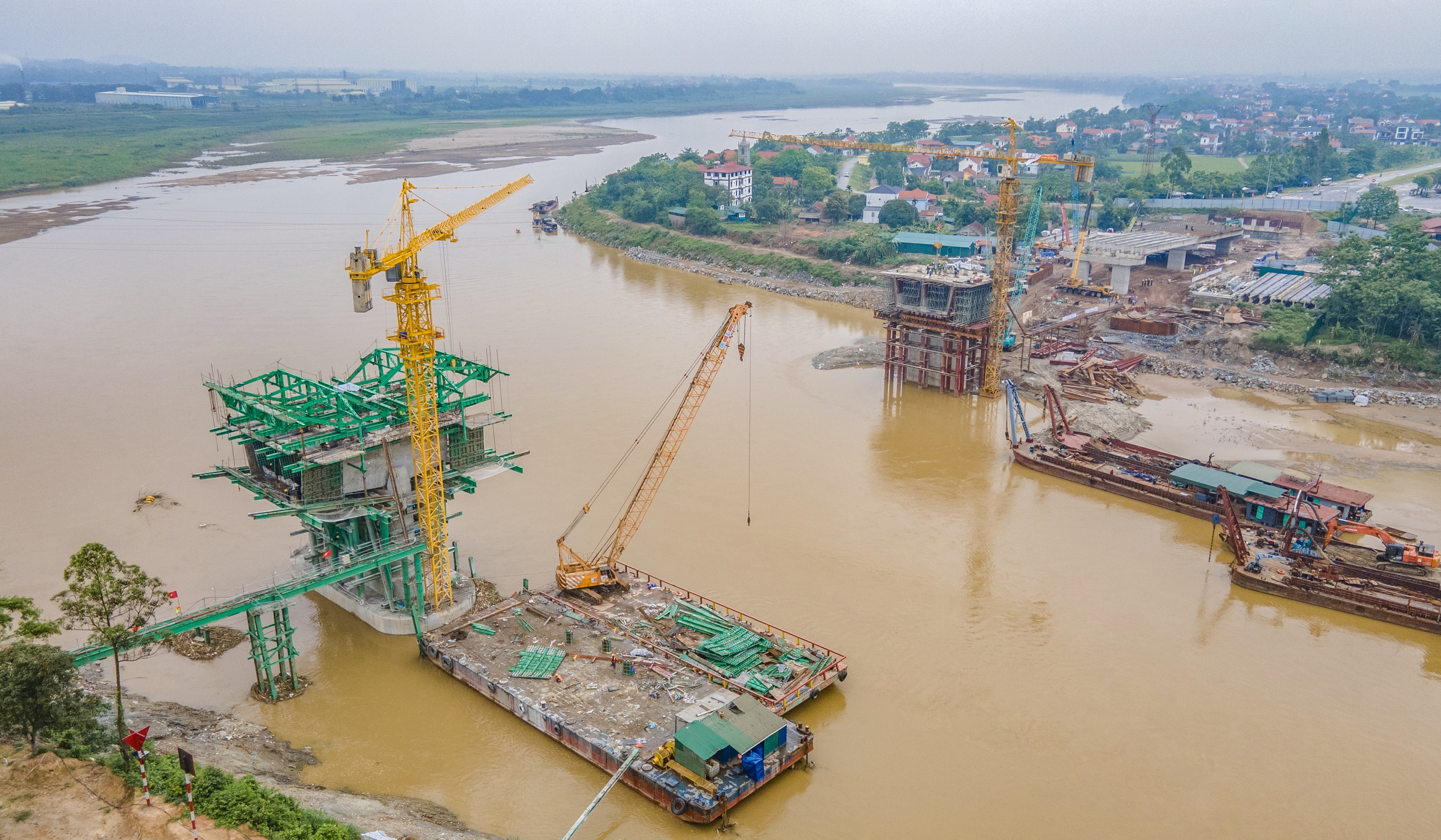 Vượt khó khăn, thắng gian nan đưa cầu Phong Châu sớm về đích