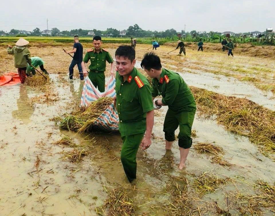 Lực lượng c&ocirc;ng an x&atilde; Cẩm Duệ, huyện Cẩm Xuy&ecirc;n, chung tay gi&uacute;p b&agrave; con nh&acirc;n d&acirc;n khắc phục mưa mũ&nbsp;