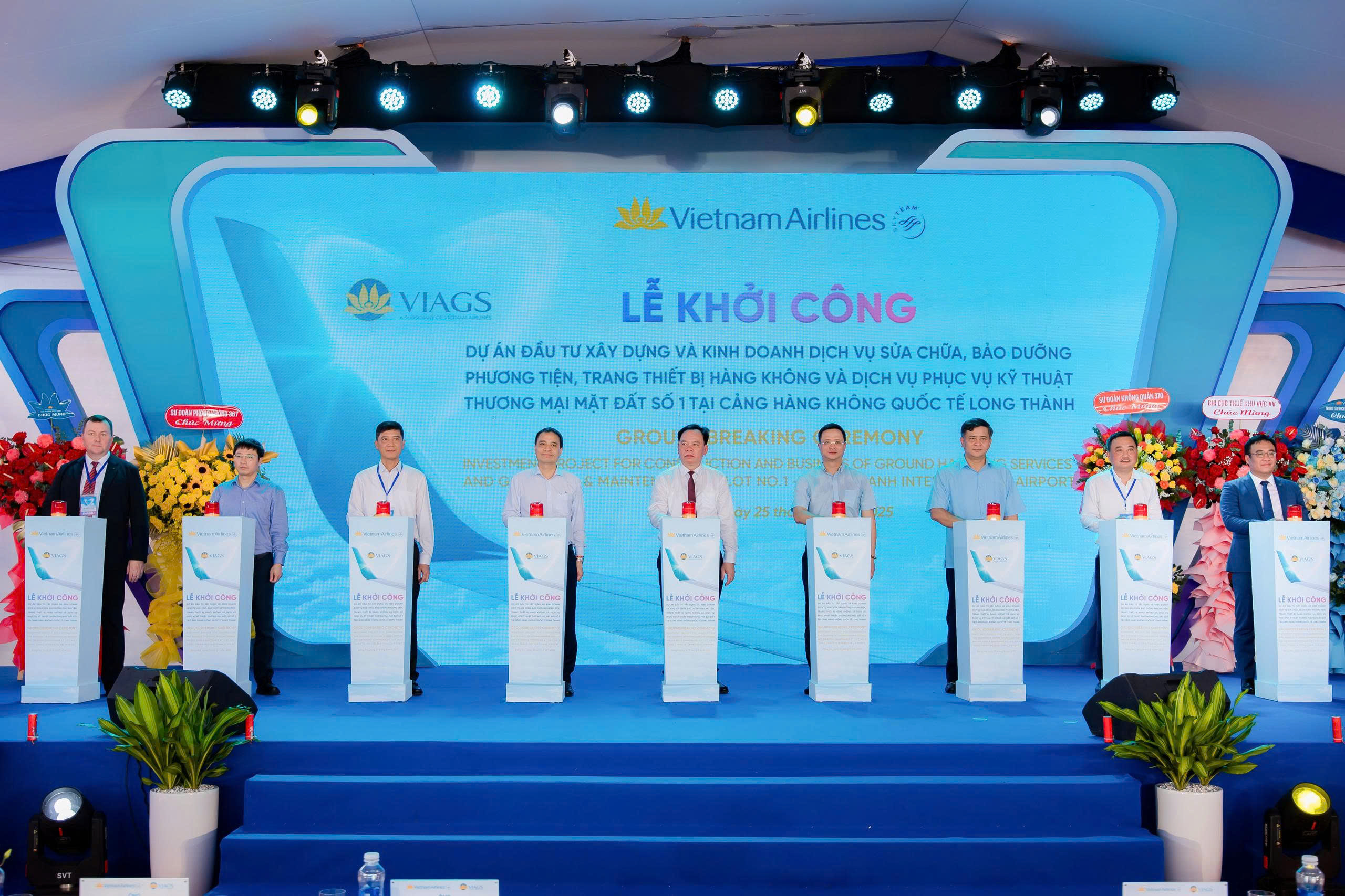 Các đại biểu thực hiện nghi thức khởi công Link Trang Chủ PG88.Com Mới #2026 đầu tiên trong hệ sinh thái dịch vụ hàng không của Vietnam Airlines tại Cảng Hàng không Quốc tế Long Thành. 