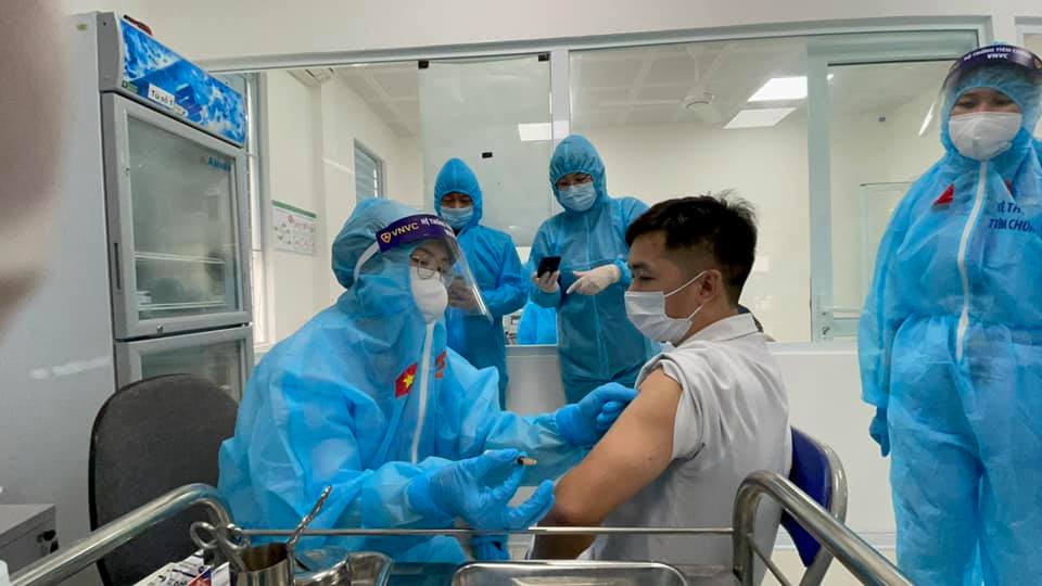 Ti&ecirc;m vaccine ph&ograve;ng Covid-19. Ảnh: Tuấn Dũng.