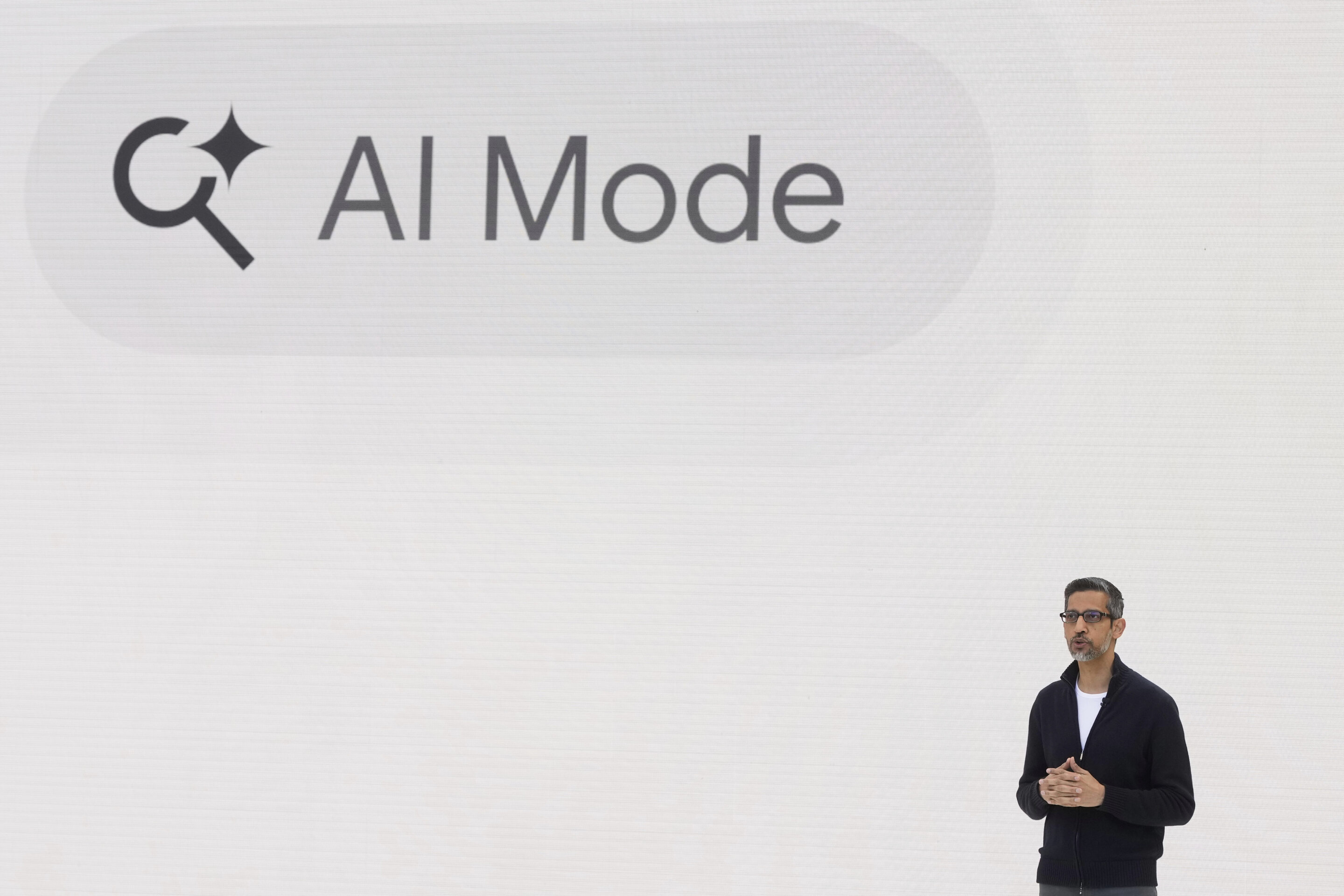 CEO Sundar Pichai giới thiệu về AI Mode tại sự kiện thường niên Google I/O. 