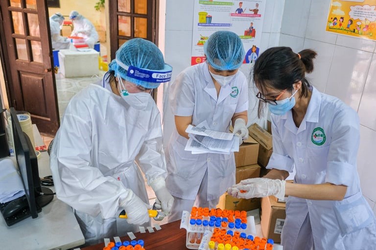 Thực hiện c&aacute;c hoạt động ph&ograve;ng bệnh. Ảnh: Tuấn Dũng.