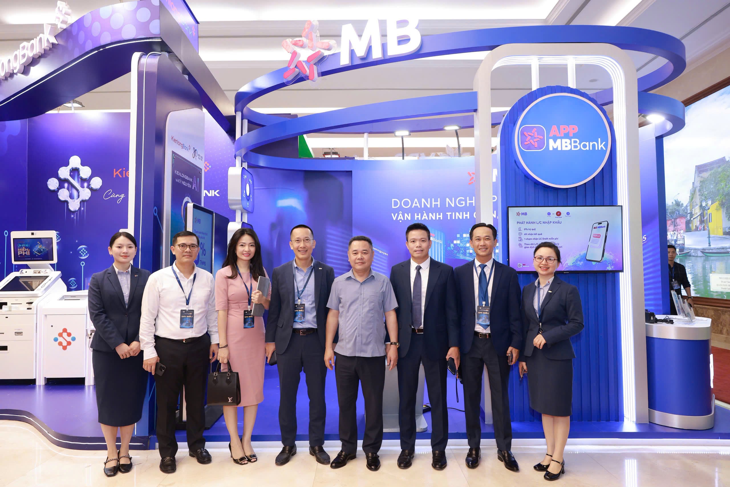 Đại diện MB đồng h&agrave;nh tại sự kiện Ng&agrave;y chuyển đổi số 2025 - Ng&acirc;n h&agrave;ng Nh&agrave; nước.