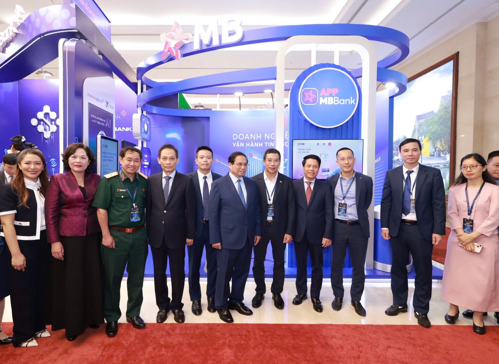 Đại diện MB vinh dự đ&oacute;n Thủ tướng ch&iacute;nh phủ v&agrave; Thống đốc Ng&acirc;n h&agrave;ng Nh&agrave; nước.