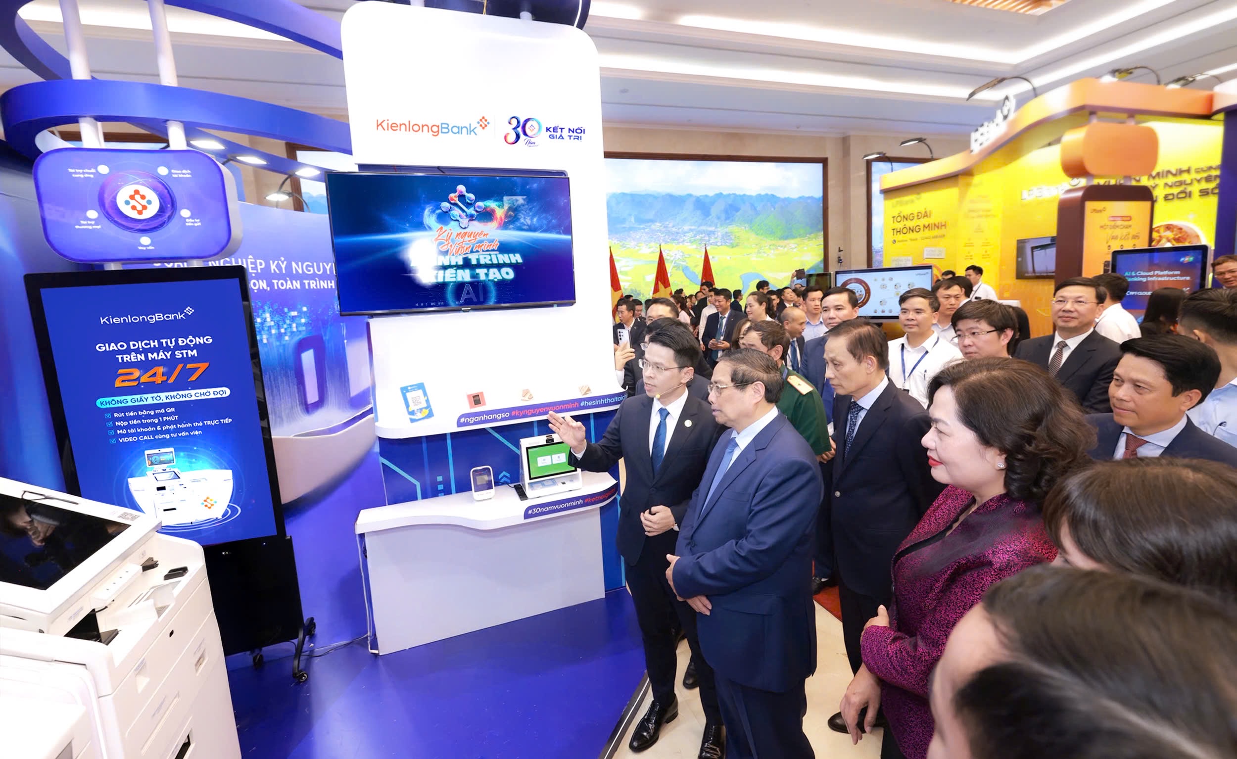 &Ocirc;ng Trần Ngọc Minh giới thiệu với Thủ tướng giải ph&aacute;p Giao dịch vi&ecirc;n AI đang được &aacute;p dụng tại Ng&acirc;n h&agrave;ng.